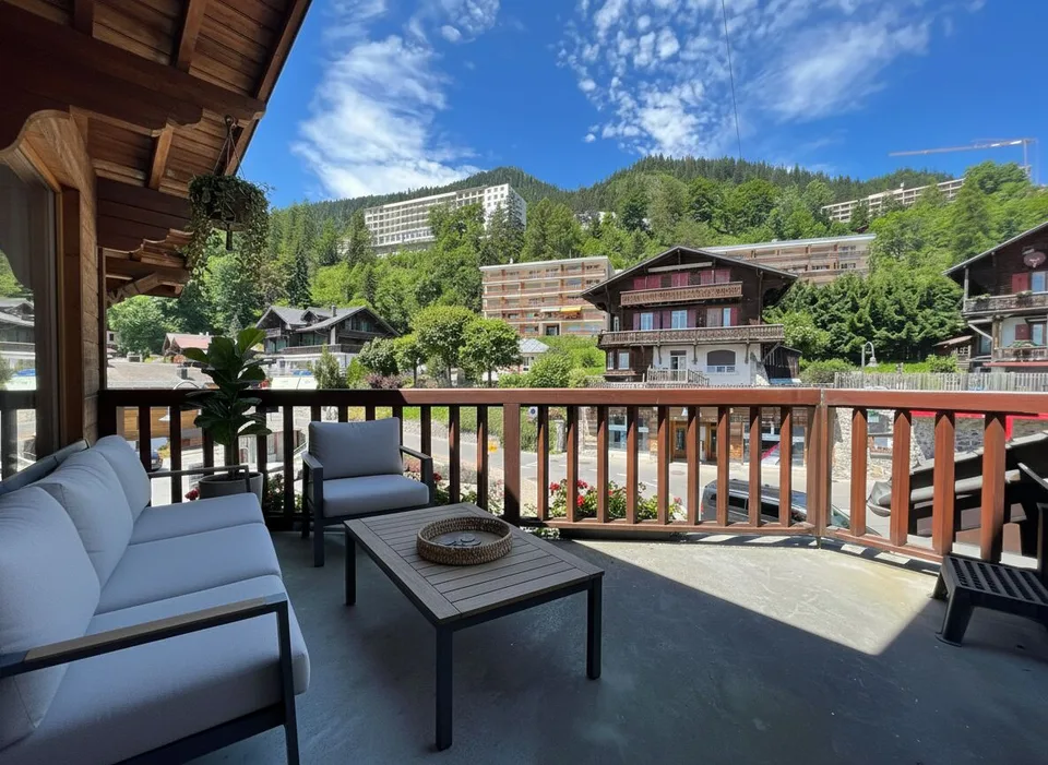 Schönes Gebäude / 2 Apartments und 2 Geschäfte / Rendite