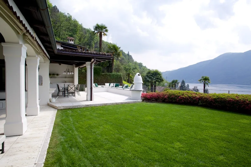 Villa merveilleuse avec vue sur le lac en position surélevée à Figino