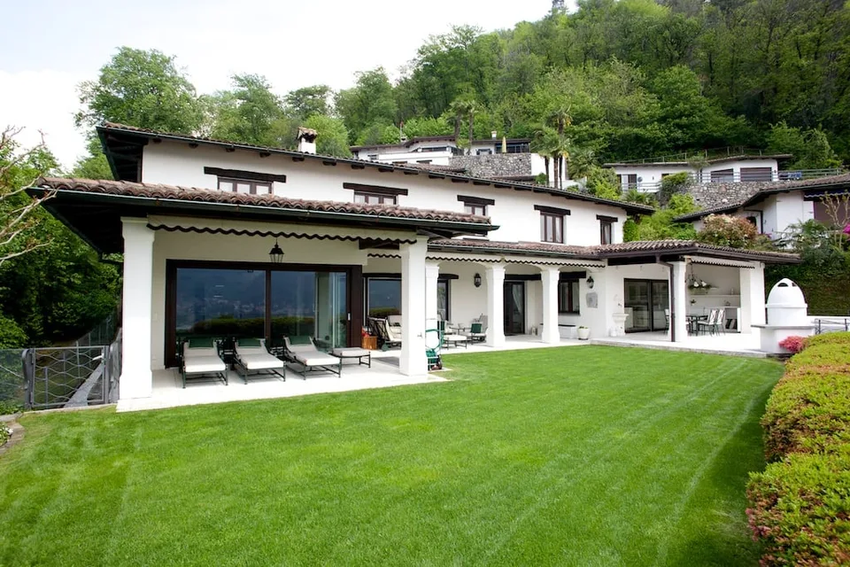 Meravigliosa villa con vista lago in posizione rialzata a Figino