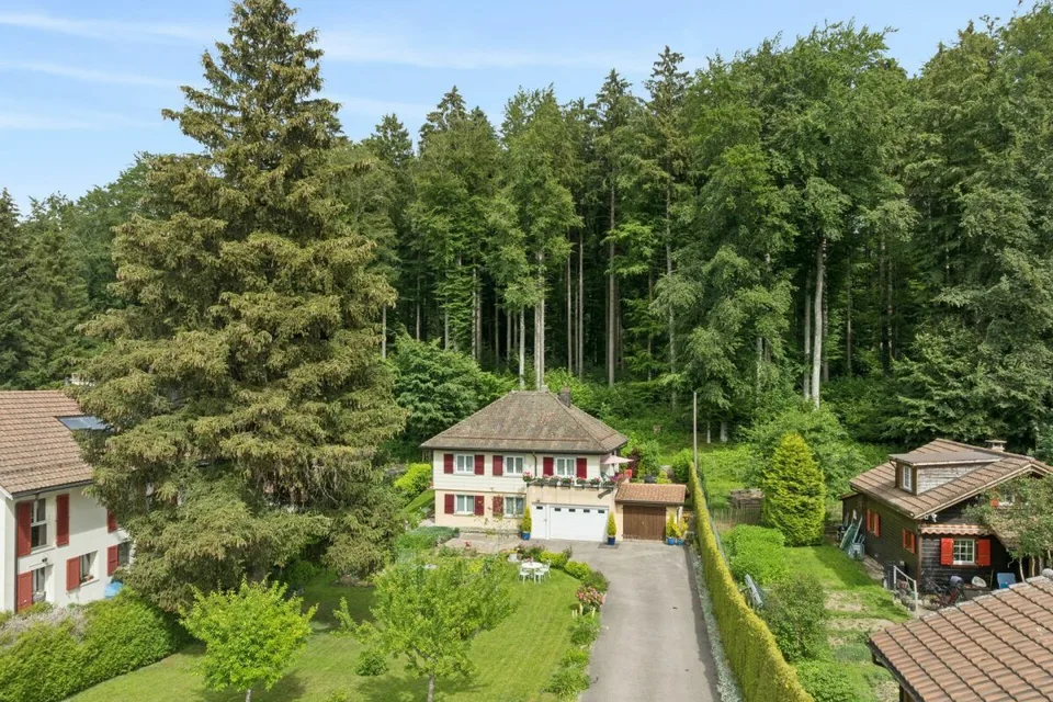 Casa indipendente ai margini del bosco