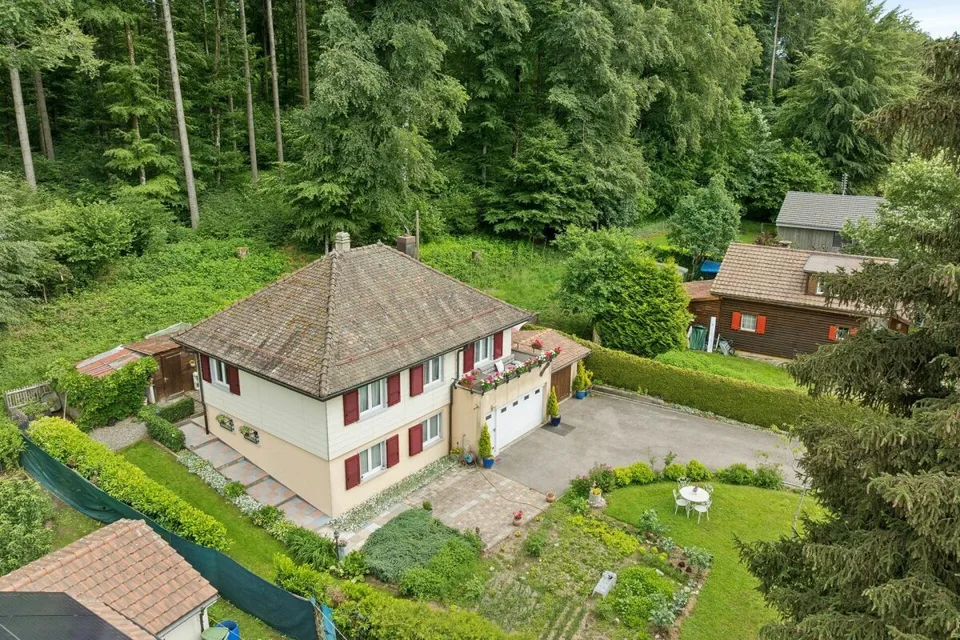 Casa indipendente ai margini del bosco