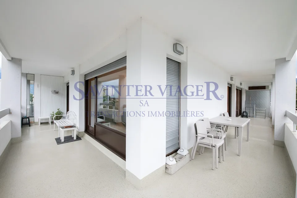 Très bel appartement avec terrasse sur le toit et vue à 360.