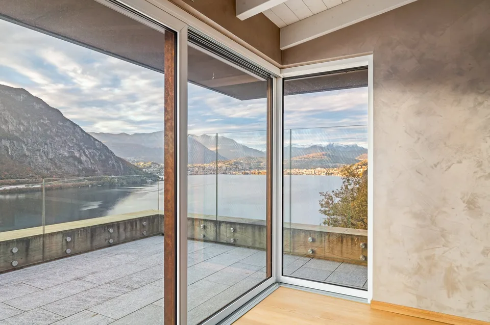 Elegantes Wohnhaus mit Blick auf den Luganer See