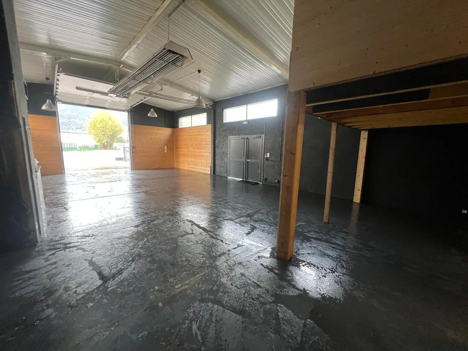 Kaution 200 m2/500 m2 Baugrund + Prächtige Villa mit Pool