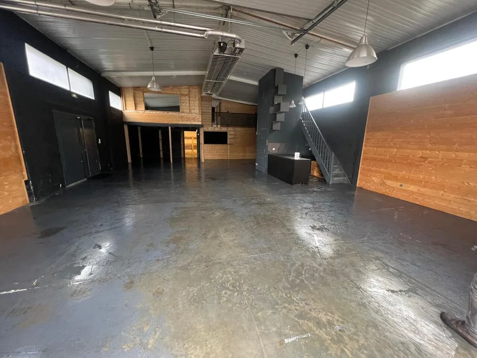 Kaution 200 m2/500 m2 Baugrund + Prächtige Villa mit Pool