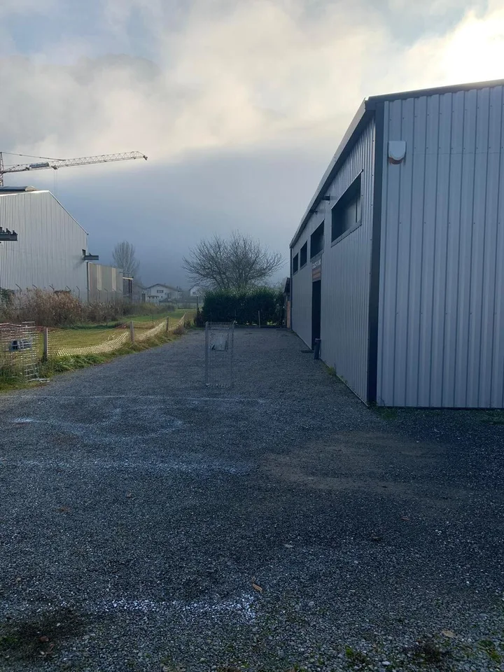 Kaution 200 m2/500 m2 Baugrund + Prächtige Villa mit Pool