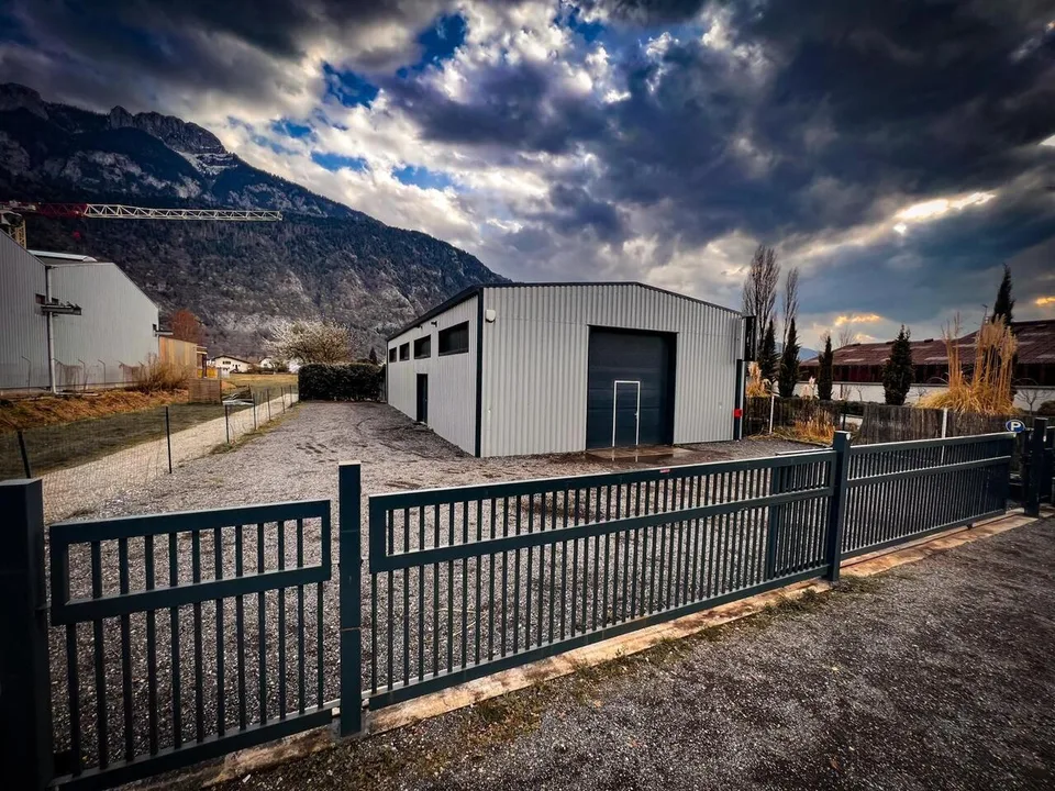 Dépôt 200 m2/500 m2 terrain constructible + Superbe villa avec piscine