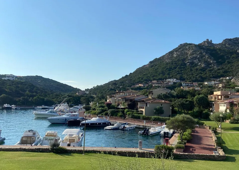 PORTO CERVO (SARDEGNA): VENDESI ELEGANTE APPARTAMENTO DI 2.5 LOCALI