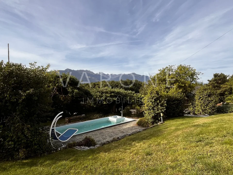 Zu verkaufen - Charmantes 6-Zimmer-Chalet mit Pool in Savièse