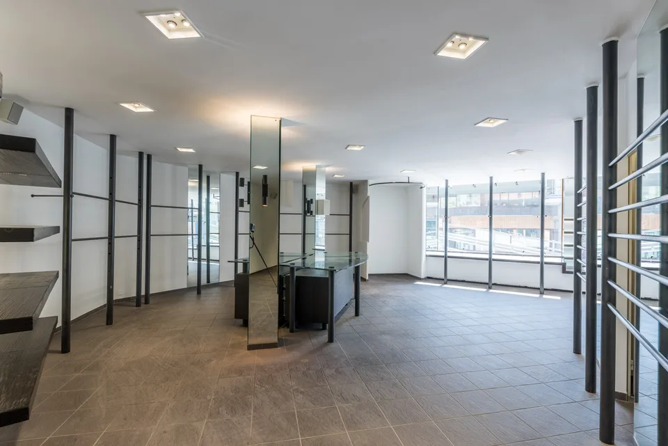 Grand local commercial directement sur la Poststrasse – photo 8 sur 9
