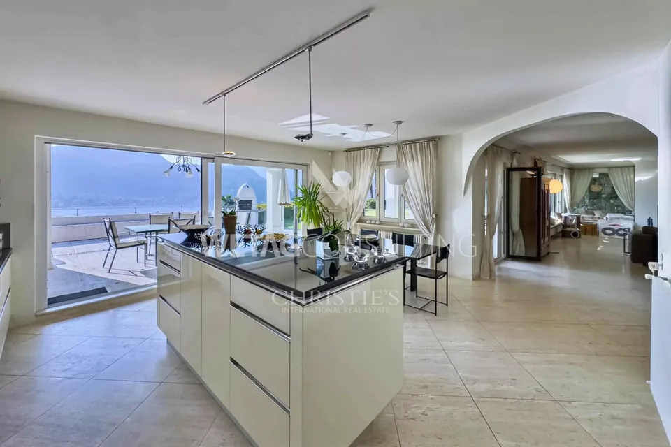Lugano-Figino: Elegante Villa mit traumhafter Aussicht auf den Luganersee & Indoor-Pool zu verkaufen
