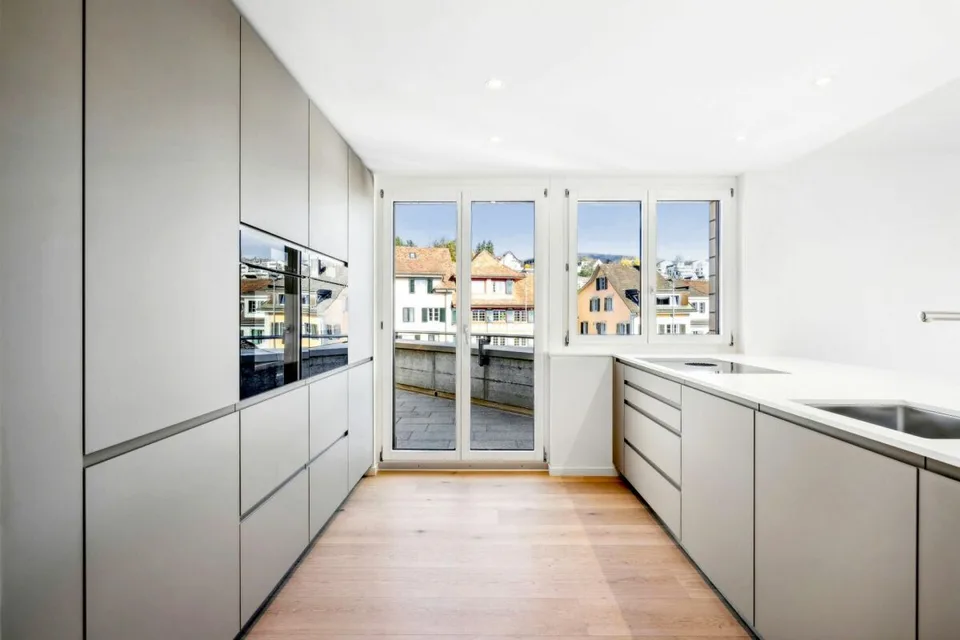 Première occupation après rénovation complète dans un emplacement central à Meilen - appartement mansardé près du lac de Zurich