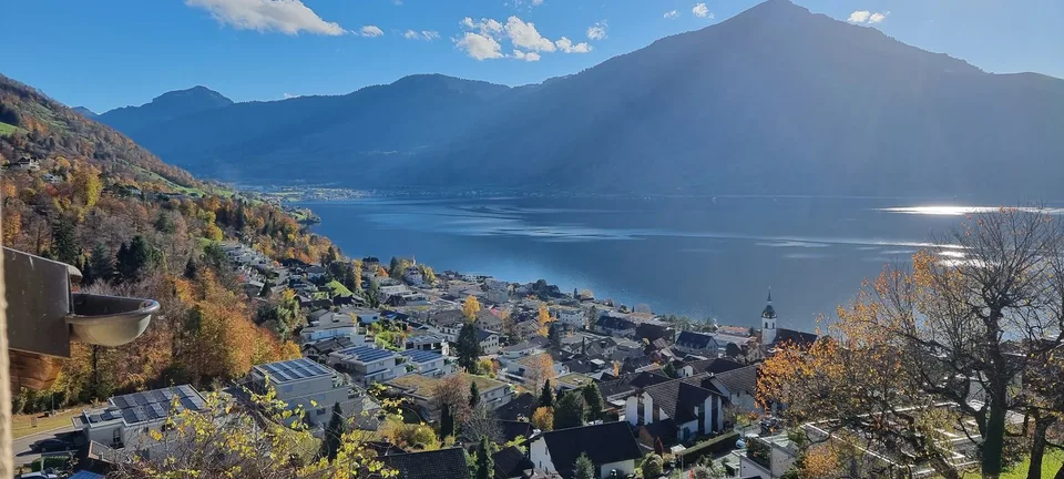 Terreno edificabile in una posizione sensazionale con vista sulle montagne e il lago