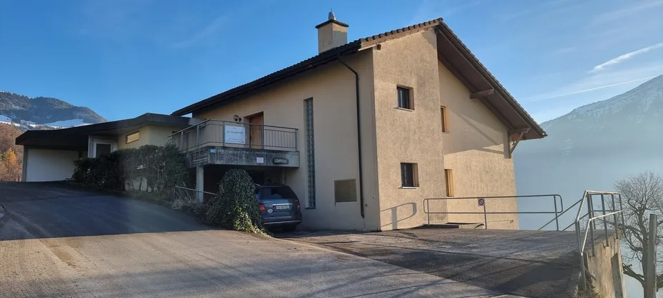 Terreno edificabile in una posizione sensazionale con vista sulle montagne e il lago