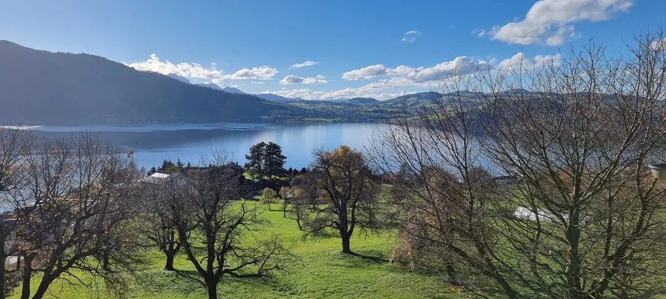 Terreno edificabile in una posizione sensazionale con vista sulle montagne e il lago