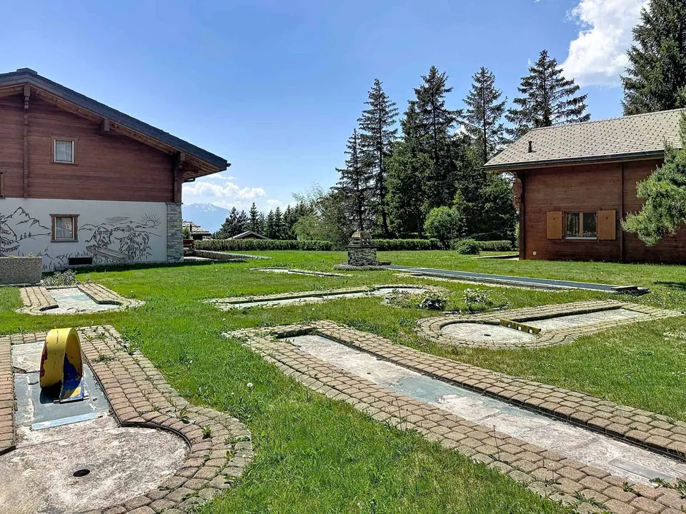 Tenuta con 2 chalet individuali collegati dai seminterrati