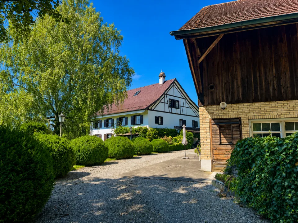 8.5-Zimmer-Landhaus mit Oekonomiegebäude: Eine Oase mit Charme, Seele und Geschichte!