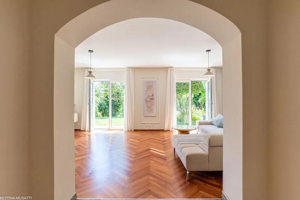 MIGLIEGLIA  ELEGANTE VILLA IMMERSA NEL VERDE AI PIEDI DEL MONTE LEMA