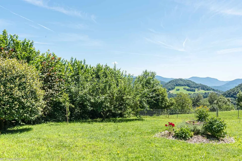 MIGLIEGLIA  ELEGANTE VILLA IMMERSA NEL VERDE AI PIEDI DEL MONTE LEMA