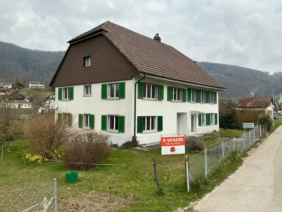 Grand bâtiment comprenant 2 logements de 5,5 pièces