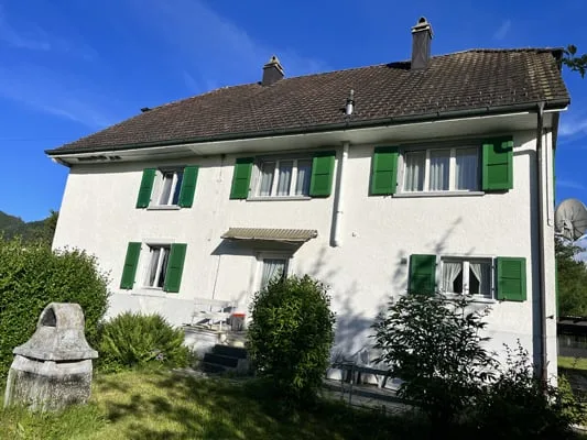 Large building comprising 2 apartments with 5.5 rooms