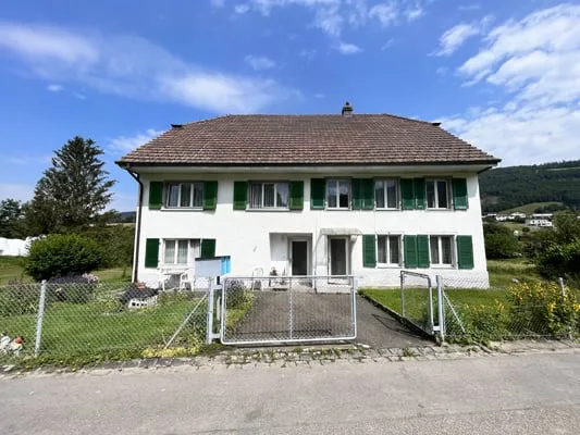 Large building comprising 2 apartments with 5.5 rooms
