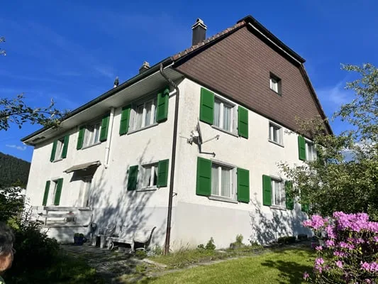 Large building comprising 2 apartments with 5.5 rooms