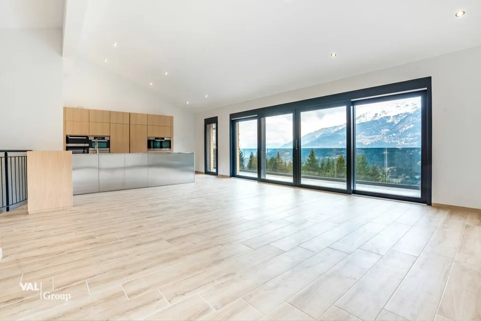 Moderne Architektur und atemberaubender Blick auf die Walliser Alpen