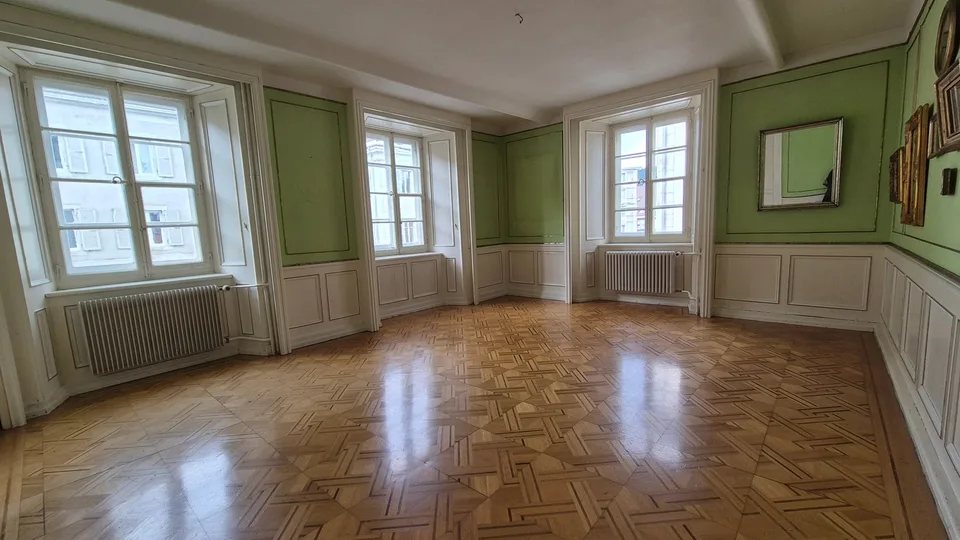 NOUVEAU PRIX  Grand 4.5 pièces avec cachet situé en centre-ville.