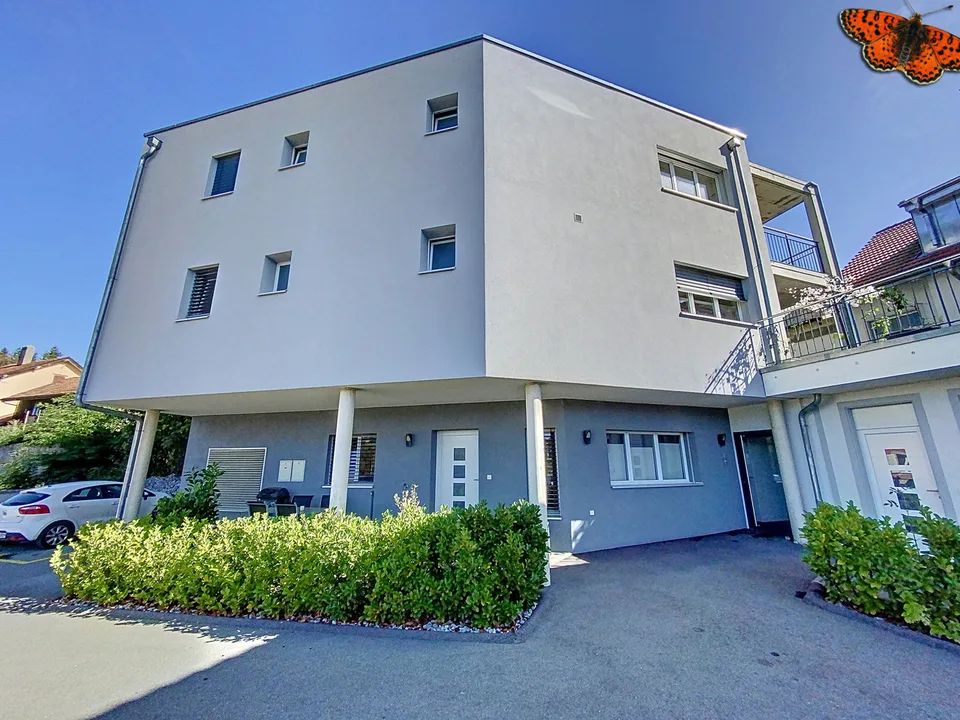 Dachgeschosswohnung mit 4½ Zimmern in Romont -- Balkon mit Südostausrichtung – Foto 7 von 9