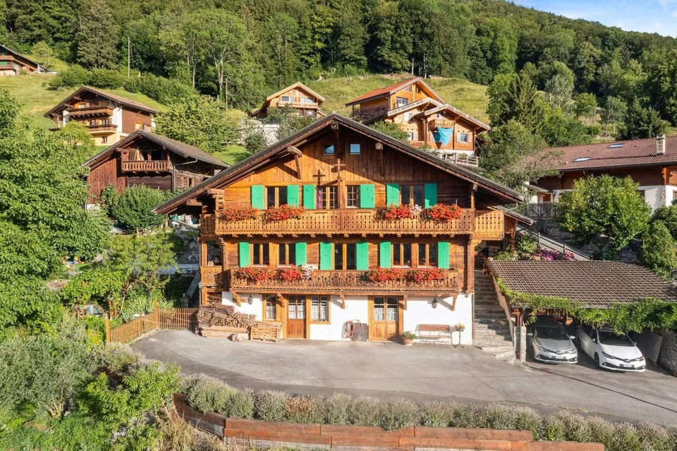 Magnifique chalet avec cachet, bel ensoleillement, jardin et mazot