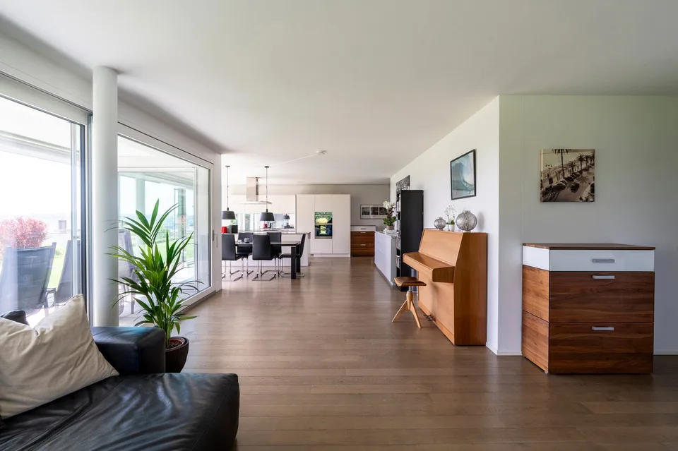 Appartamento di giardino di alta qualità con vista lontana mozzafiato in posizione ideale