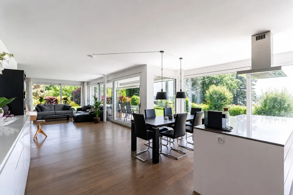 Appartamento di giardino di alta qualità con vista lontana mozzafiato in posizione ideale