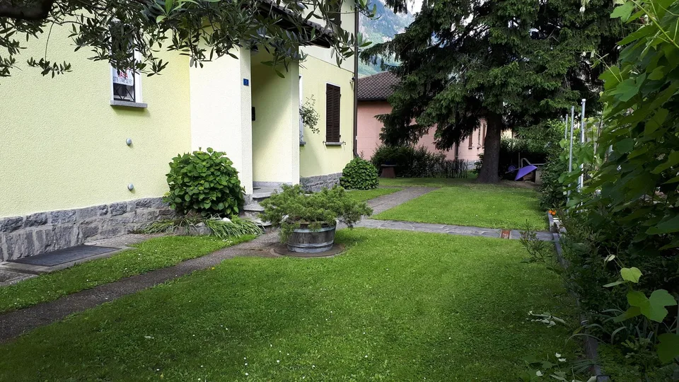 Casa bifamiliare, posizione residenziale soleggiata