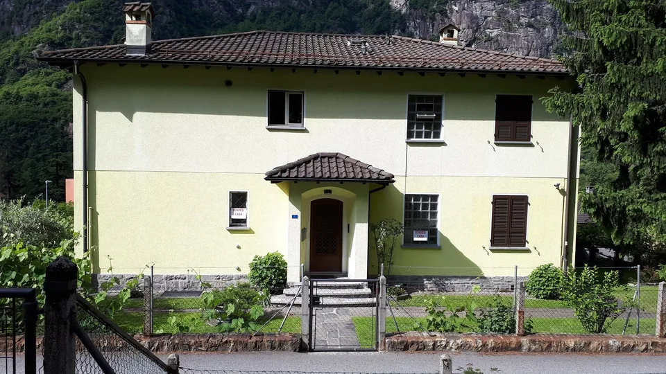 Casa bifamiliare, posizione residenziale soleggiata