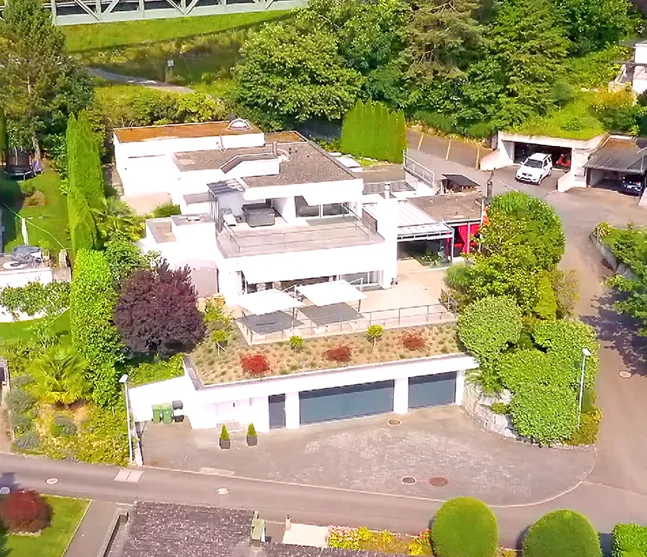 Exklusive 6.5-Zimmer-Villa mit Seesicht und Indoor pool