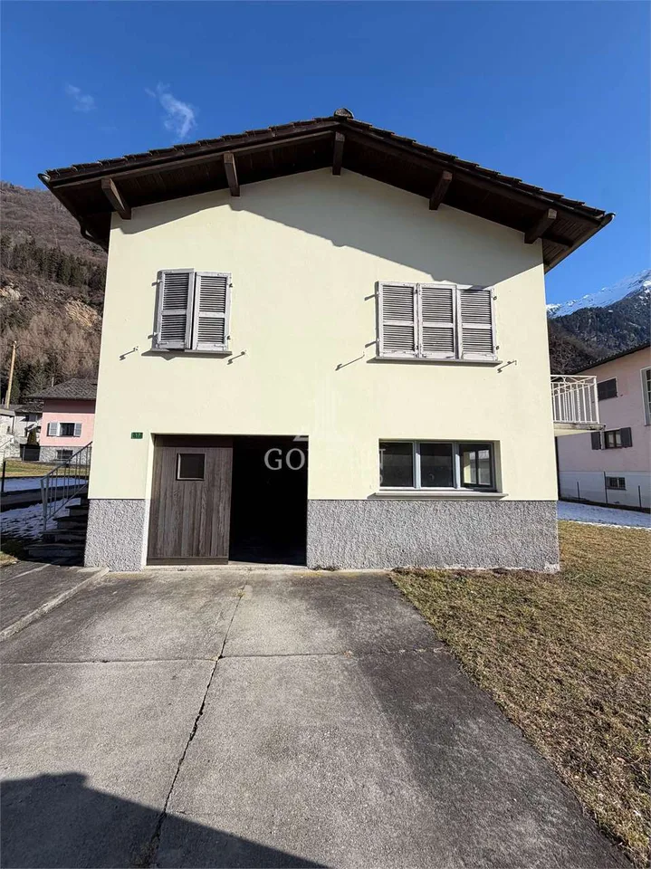 Casa unifamiliare con ampio terreno ad Aquila-Blenio
