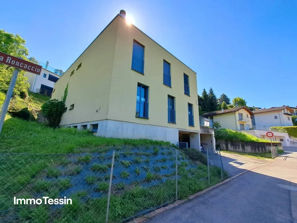 Neuwertige & grosszügige Minergie Architektenvilla mit Garten und Weitsicht an beliebter Lage nähe Lugano