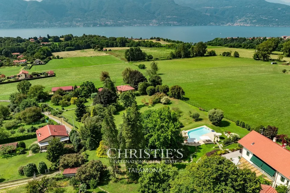 Villa con casa degli ospiti e giardino a Porto Valtravaglia