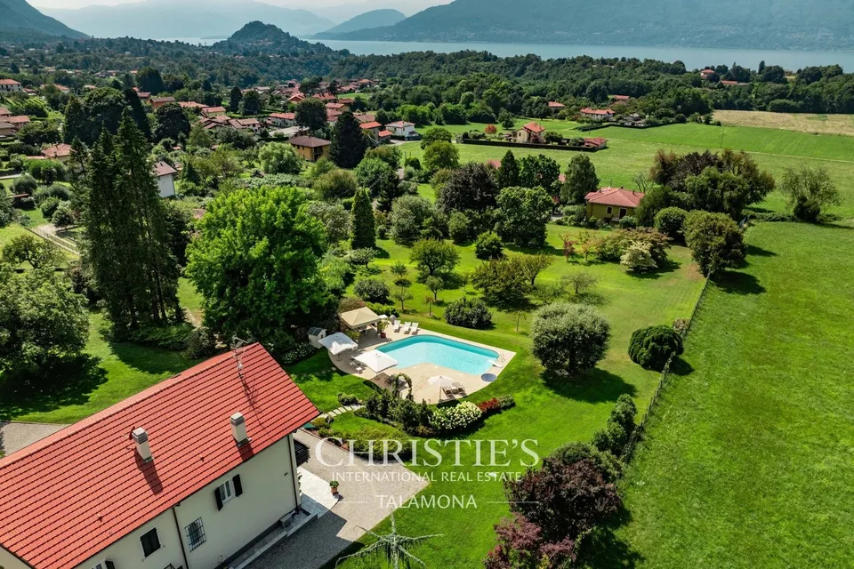Villa con casa degli ospiti e giardino a Porto Valtravaglia