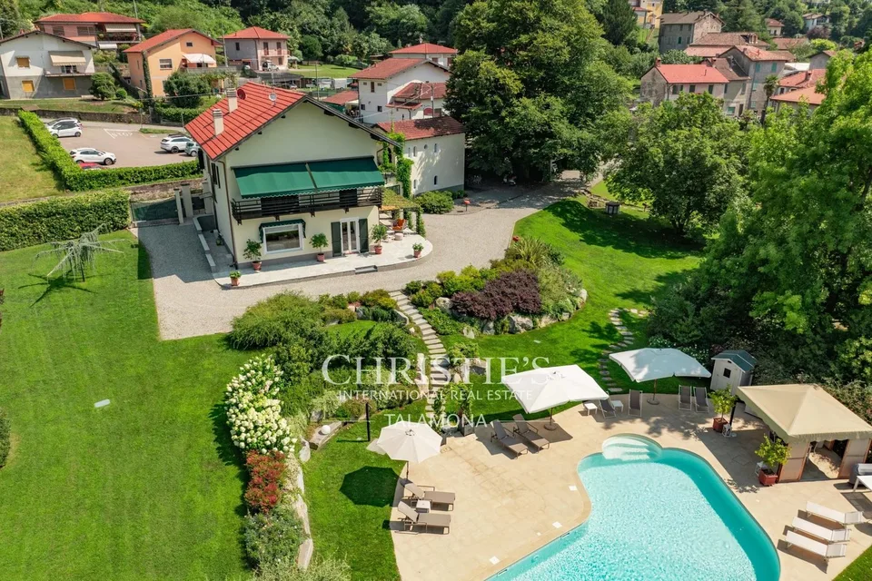 Villa mit Gästehaus und Garten in Porto Valtravaglia
