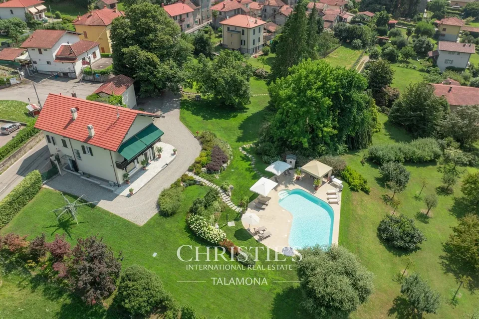 Villa con casa degli ospiti e giardino a Porto Valtravaglia