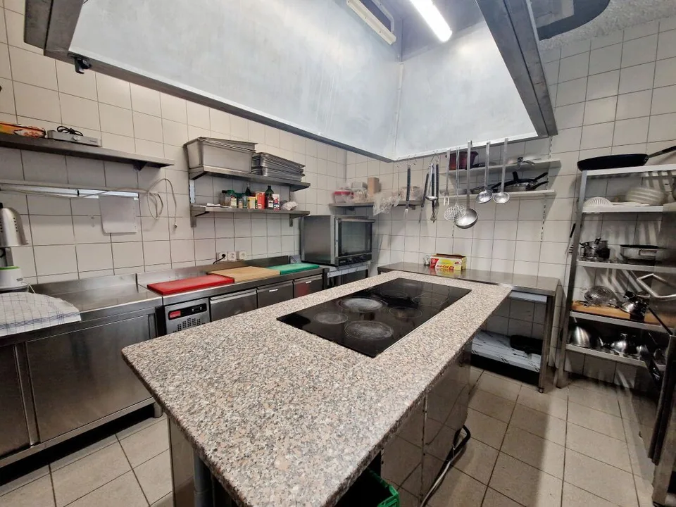 Möbliertes und ausgestattetes Restaurant