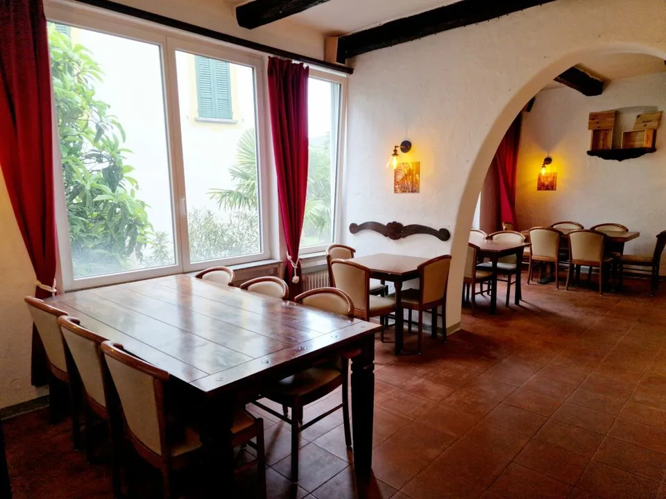 Möbliertes und ausgestattetes Restaurant