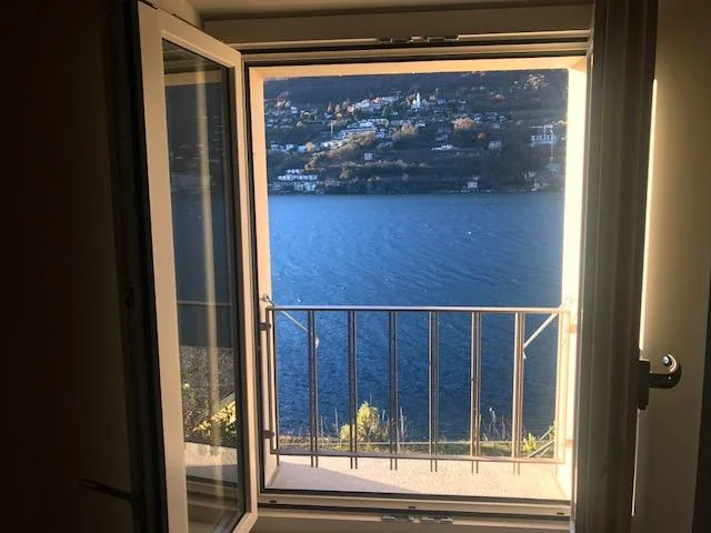 Dachwohnung mit atemberaubendem Seeblick in einem Haus mit nur 3 Wohnungen