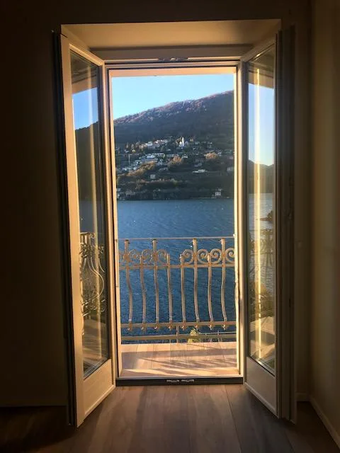 Attico con stupenda vista lago in casa di soli 3 appartamenti
