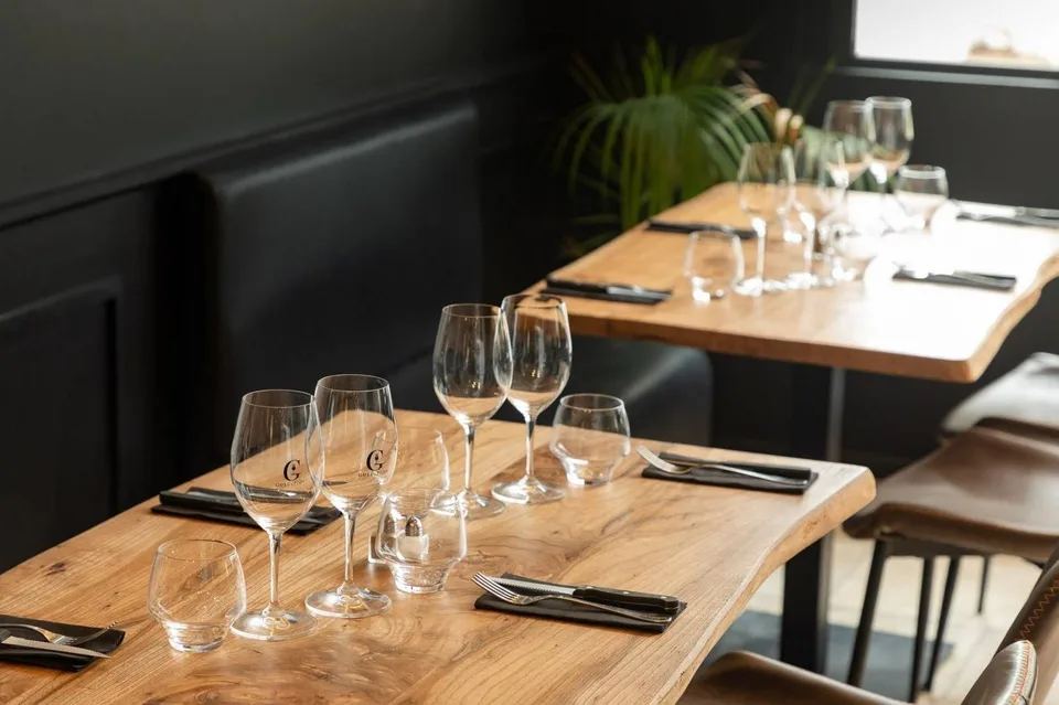 CAFÉ-RESTAURANT BAR - QUARTIER CHÂTELAINE