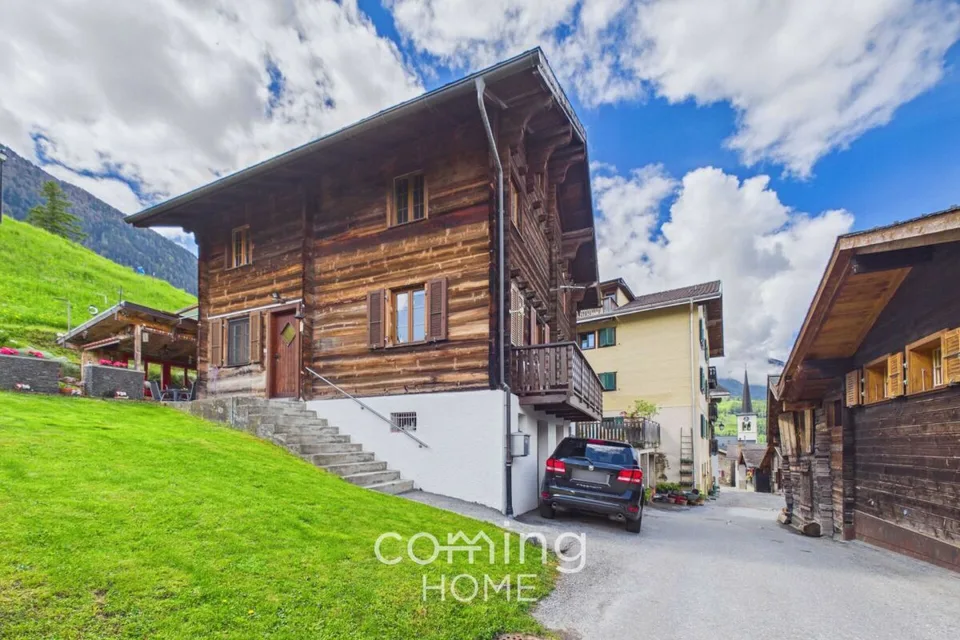 Wohnen und bauen in Ergisch - Chalet mit Bauland und sonniger Aussichtslage