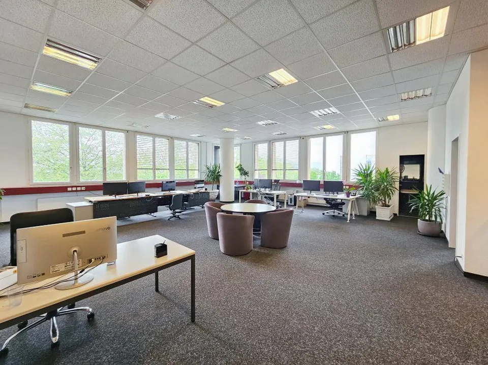 Bureaux/artisanal au 1er étage 234m² à vendre avec 6 places de parking intérieures