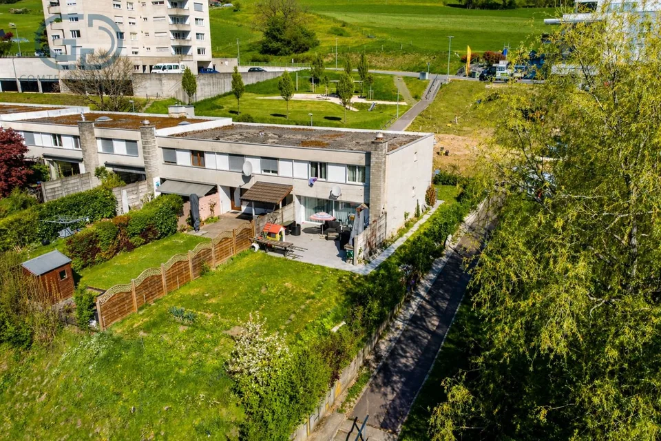Maison mitoyenne d'un côté proche de l'école